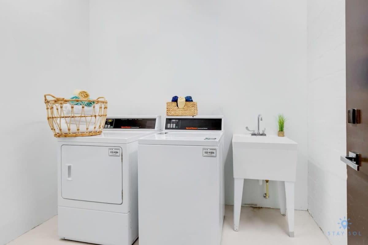 Apartment With Bay View Balcony - Pool - Up To 6 - Gym ハリウッド エクステリア 写真